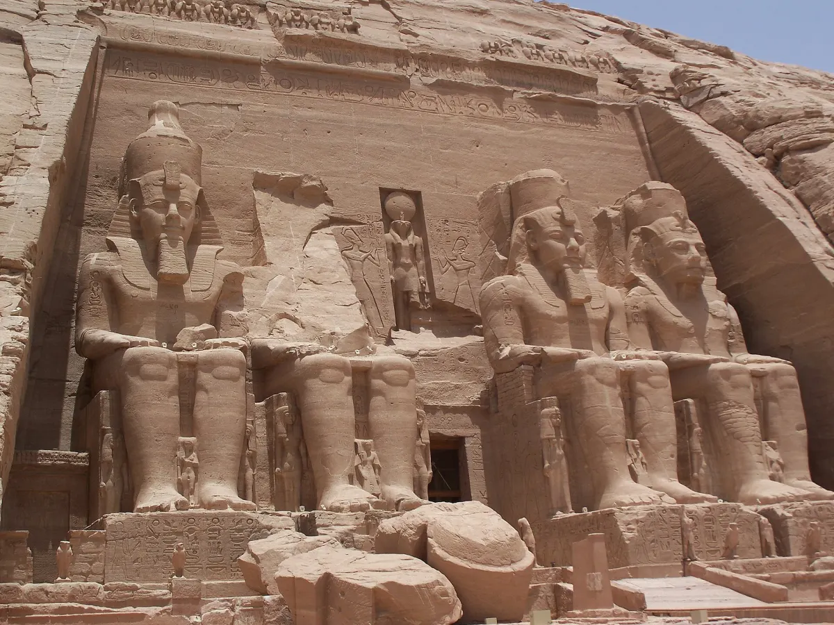 Facciata del Grande Tempio di Abu Simbel con le quattro statue colossali di Ramesse II