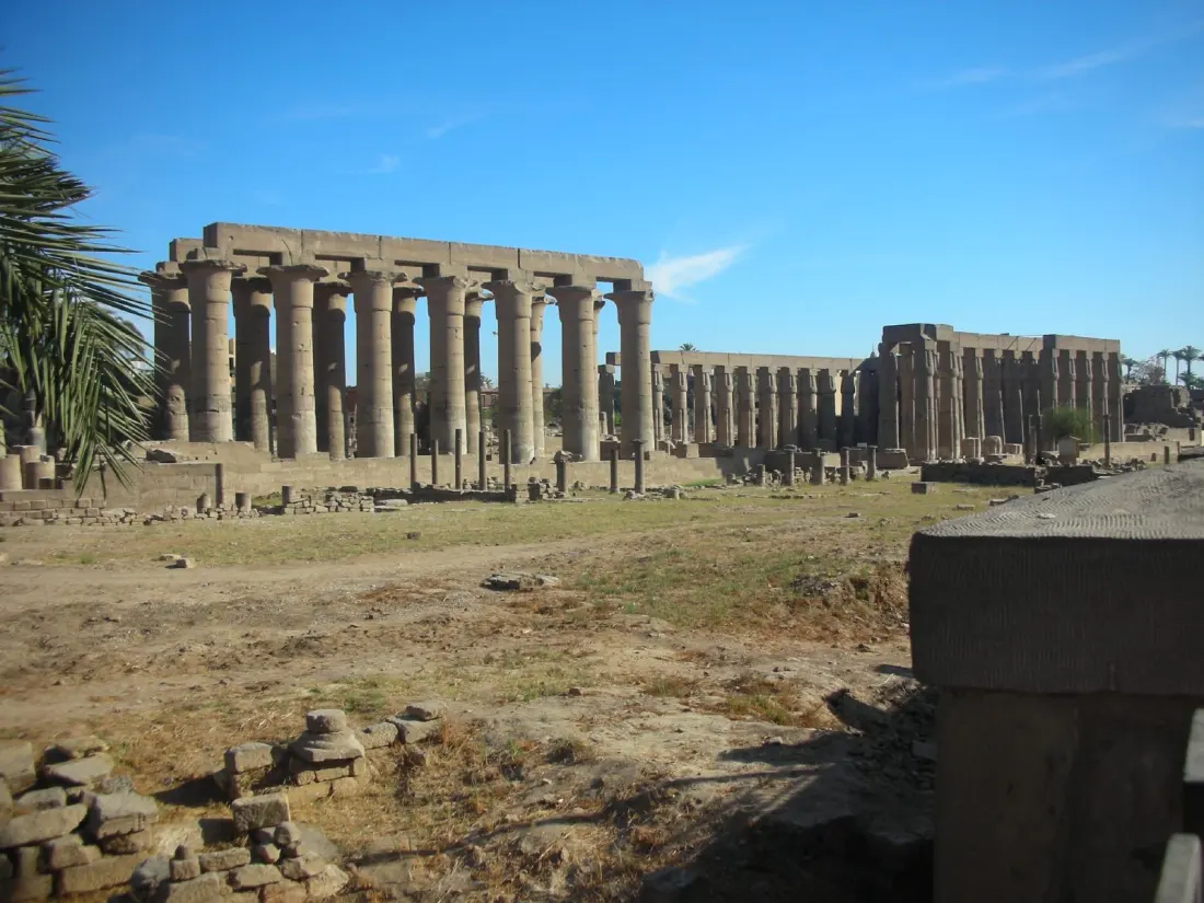 Colonne del Tempio di Luxor decorate con geroglifici e bassorilievi