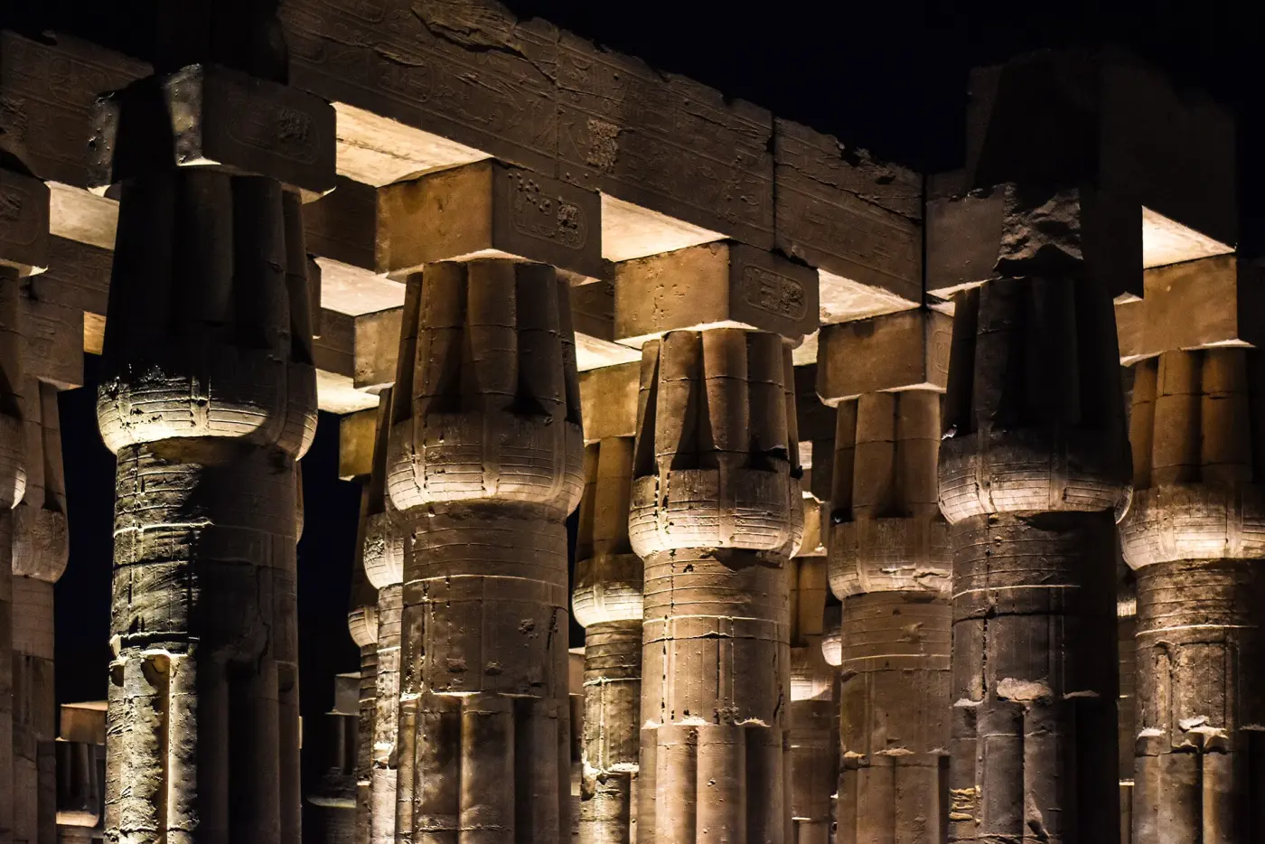 Tempio di Luxor illuminato di sera, colonnato monumentale